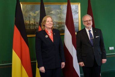 RIGA, LATVIA. 8 Haziran 2023. Alman Bundestag Başkanı Barbel Bas (L), Letonya Cumhurbaşkanı Egils Levits (R) ile bir araya geldi. Riga Kalesi.