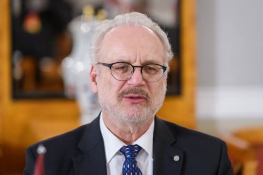 RIGA, LATVIA. 8 Haziran 2023. Alman Bundestag Başkanı Barbel Bas, Letonya Cumhurbaşkanı Egils Levits (fotoğrafta) ile bir araya geldi. Riga Kalesi.