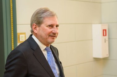 RIGA, LATVIA. 9 Haziran 2023. Johannes Hahn (fotoğrafta), Avrupa Komisyonu 'nun Bütçe ve İdare Komiseri Letonya Başbakanı Krisjanis Karins ile bir araya geldi.