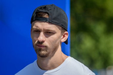 RIGA, LATVIA. 29 Haziran 2023. Kristers Zoriks, Letonyalı basketbolcu, FIBA BASKETBALL Dünya Kupası 2023 Trophy Turu sırasında. Naismith Kupası.