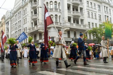 RIGA, LATVIA. 2 Temmuz 2023. Festival katılımcıları geçidi. XXVII ULUSAL LATVIAN ŞARKI VE XVII DANS Şenliği