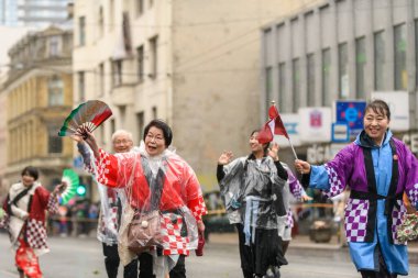 RIGA, LATVIA. 2 Temmuz 2023. Festival katılımcıları geçidi. XXVII ULUSAL LATVIAN ŞARKI VE XVII DANS Şenliği
