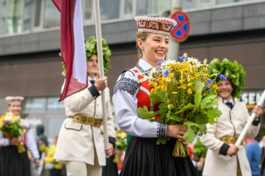 RIGA, LATVIA. 2 Temmuz 2023. Festival katılımcıları geçidi. XXVII ULUSAL LATVIAN ŞARKI VE XVII DANS Şenliği