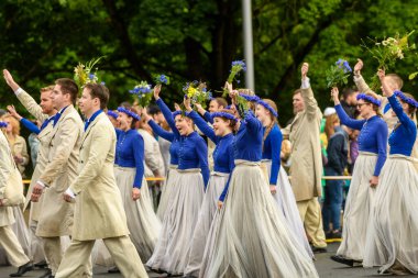 RIGA, LATVIA. 2 Temmuz 2023. Festival katılımcıları geçidi. XXVII ULUSAL LATVIAN ŞARKI VE XVII DANS Şenliği