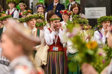 RIGA, LATVIA. 2 Temmuz 2023. Festival katılımcıları geçidi. XXVII ULUSAL LATVIAN ŞARKI VE XVII DANS Şenliği