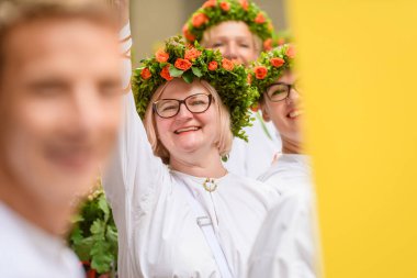 RIGA, LATVIA. 2 Temmuz 2023. Festival katılımcıları geçidi. XXVII ULUSAL LATVIAN ŞARKI VE XVII DANS Şenliği