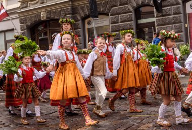 RIGA, LATVIA. 2 Temmuz 2023. Festival katılımcıları geçidi. XXVII ULUSAL LATVIAN ŞARKI VE XVII DANS Şenliği