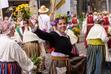 RIGA, LATVIA. 2 Temmuz 2023. Festival katılımcıları geçidi. XXVII ULUSAL LATVIAN ŞARKI VE XVII DANS Şenliği