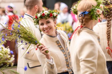 RIGA, LATVIA. 2 Temmuz 2023. Festival katılımcıları geçidi. XXVII ULUSAL LATVIAN ŞARKI VE XVII DANS Şenliği