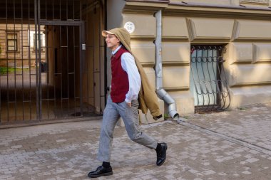 RIGA, LATVIA. 2 Temmuz 2023. Festival katılımcıları geçidi. XXVII ULUSAL LATVIAN ŞARKI VE XVII DANS Şenliği