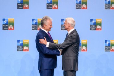 VILNIUS, LITHUANIA. 11 Temmuz 2023. Gitana Nauseda, Litvanya Cumhurbaşkanı ve Letonya Başbakanı Krisjanis Karins, 2023 NATO Zirvesi sırasında.