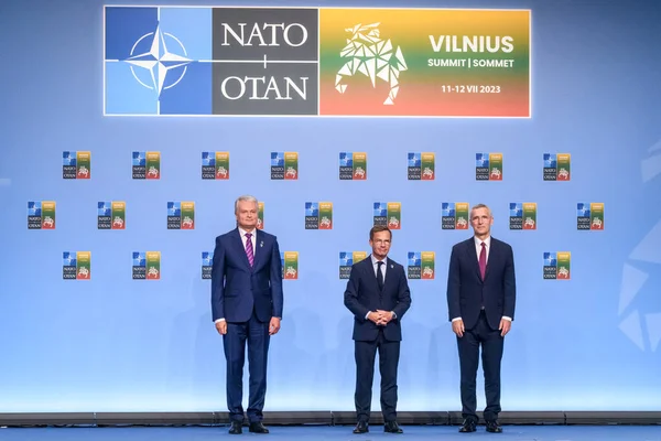 ヴィリニュス リトアニア 2023年7月11日 リトアニアのギタナス ナウセダ大統領 ウルフ クリステンソンとイェンス ストルテンベルクNato事務総長 Nato首脳会議2023 — ストック写真