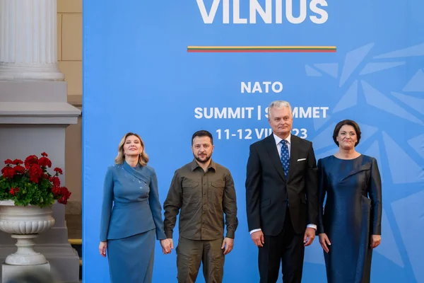 ヴィリニュス リトアニア 2023年7月11日 ウクライナの大統領ボロディミール ゼレンスキーとウクライナの大統領オレナ ゼレンスカは Natoサミット2023中にリトアニア大統領が主催するソーシャルディナーに到着します — ストック写真