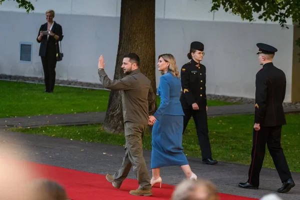 ヴィリニュス リトアニア 2023年7月11日 ウクライナの大統領ボロディミール ゼレンスキーとウクライナの大統領オレナ ゼレンスカは Natoサミット2023中にリトアニア大統領が主催するソーシャルディナーに到着します — ストック写真