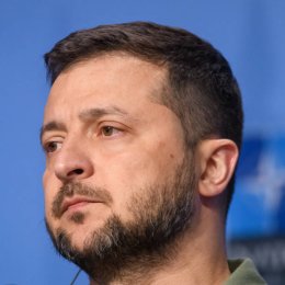 Diplomatic Maneuvers Intensify as War and Negotiations Collide Over Ukraine