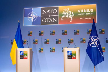 VILNIUS, LITHUANIA. 12 Temmuz 2023. Volodymyr Zelenskyy, Ukrayna Başkanı ve Jens Stoltenberg, NATO Genel Sekreteri, NATO SUMIT 2023 ortak basın toplantısında.