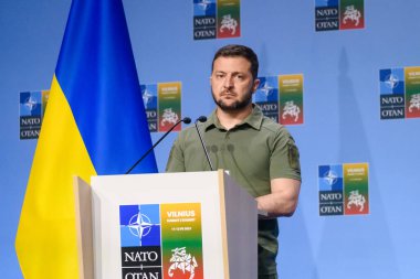 VILNIUS, LITHUANIA. 12 Temmuz 2023. Volodymyr Zelenskyy, Ukrayna Başkanı ve Jens Stoltenberg, NATO Genel Sekreteri, NATO SUMIT 2023 ortak basın toplantısında.