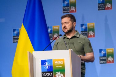 VILNIUS, LITHUANIA. 12 Temmuz 2023. Volodymyr Zelenskyy, Ukrayna Başkanı ve Jens Stoltenberg, NATO Genel Sekreteri, NATO SUMIT 2023 ortak basın toplantısında.