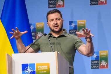 VILNIUS, LITHUANIA. 12 Temmuz 2023. Volodymyr Zelenskyy, Ukrayna Başkanı ve Jens Stoltenberg, NATO Genel Sekreteri, NATO SUMIT 2023 ortak basın toplantısında.