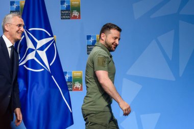 VILNIUS, LITHUANIA. 12 Temmuz 2023. Volodymyr Zelenskyy, Ukrayna Başkanı ve Jens Stoltenberg, NATO Genel Sekreteri, NATO SUMIT 2023 ortak basın toplantısında.