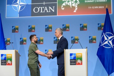 VILNIUS, LITHUANIA. 12 Temmuz 2023. Volodymyr Zelenskyy, Ukrayna Başkanı ve Jens Stoltenberg, NATO Genel Sekreteri, NATO SUMIT 2023 ortak basın toplantısında.