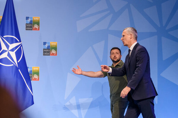 VILNIUS, LITHUANIA. 12 июля 2023 года. Президент Украины Владимир Зеленский и Генеральный секретарь НАТО Йенс Столтенберг во время совместной пресс-конференции в рамках саммита НАТО-2023.