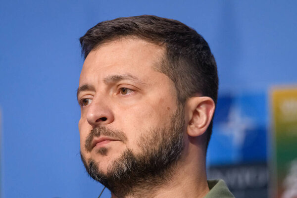 VILNIUS, LITHUANIA. 12 июля 2023 года. Президент Украины Владимир Зеленский и Генеральный секретарь НАТО Йенс Столтенберг во время совместной пресс-конференции в рамках саммита НАТО-2023.