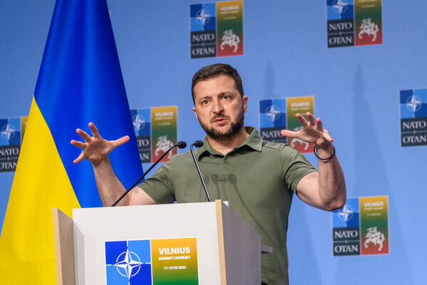 VILNIUS, LITHUANIA. 12 июля 2023 года. Президент Украины Владимир Зеленский и Генеральный секретарь НАТО Йенс Столтенберг во время совместной пресс-конференции в рамках саммита НАТО-2023.