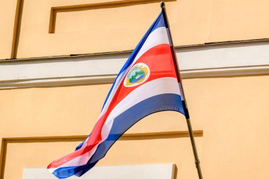 RIGA, LATVIA. 20 Temmuz 2023. Riga Kalesi yakınlarında Kosta Rika bayrağı. Letonya Cumhurbaşkanı Edgars Rinkeviç Kosta Rika Cumhurbaşkanı Rodrigo Chaves ile bir araya geldi