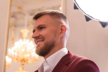RIGA, LATVIA. 14 Ağustos 2023. Kristaps Porzingis, FIBA BASKETBALL DÜNYA CUP 2023 'ten önce Letonya Başkanı Edgars Rinkevic ile yaptığı görüşmede.