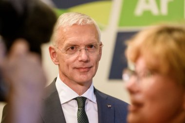 RIGA, LATVIA. 16 Ağustos 2023. Krisjanis Karins, görevdeki Letonya Başbakanı istifa etti. Refah Bakanı Evika Silina, Siyasi Parti Yeni Birlik 'in yeni başbakan adayı olarak ilan etti.