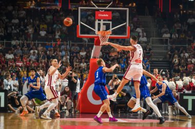 RIGA, LATVIA. 16 Ağustos 2023. Letonya Ulusal Erkekler Basketbol Takımı, FIBA BASKETBALL Dünya Kupası 2023 'ten önce Finlandiya Milli Basketbol Takımı' na karşı..