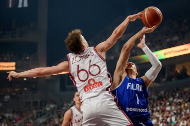 RIGA, LATVIA. 16 Ağustos 2023. Letonya Ulusal Erkekler Basketbol Takımı, FIBA BASKETBALL Dünya Kupası 2023 'ten önce Finlandiya Milli Basketbol Takımı' na karşı..