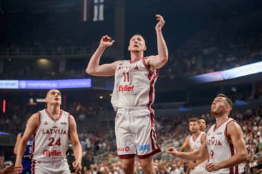 RIGA, LATVIA. 16 Ağustos 2023. Letonya Ulusal Erkekler Basketbol Takımı, FIBA BASKETBALL Dünya Kupası 2023 'ten önce Finlandiya Milli Basketbol Takımı' na karşı..
