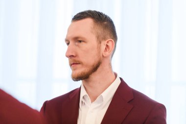 RIGA, LATVIA. 14 Ağustos 2023. Rolands Smits, Letonya Devlet Başkanı Edgars Rinkevic ile görüşürken. FIBA BASKETBALL DÜNYA CUP 2023 'ten önce Letonya Milli Basketbol Takımı.