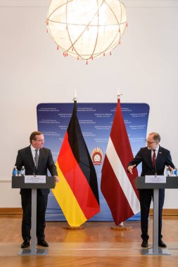 RIGA, LATVIA. 25 Eylül 2023. Basın toplantısında Boris Pistorius (L), Almanya Savunma Bakanı ve Letonya Savunma Bakanı Andris Spruds (R),.