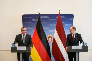 RIGA, LATVIA. 25 Eylül 2023. Basın toplantısında Boris Pistorius (L), Almanya Savunma Bakanı ve Letonya Savunma Bakanı Andris Spruds (R),.