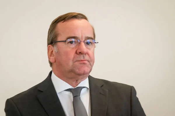 RIGA, LATVIA. 25 Eylül 2023. Boris Pistorius (fotoğrafta), Almanya Savunma Bakanı ve Letonya Savunma Bakanı Andris Spruds, basın toplantısında.