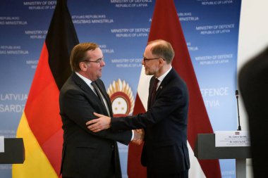RIGA, LATVIA. 25 Eylül 2023. Basın toplantısında Boris Pistorius (L), Almanya Savunma Bakanı ve Letonya Savunma Bakanı Andris Spruds (R),.