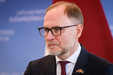 RIGA, LATVIA. 25 Eylül 2023. Boris Pistorius, Almanya Savunma Bakanı (fotoğrafta) ve Litvanya Savunma Bakanı Andris Spruds, basın toplantısında.