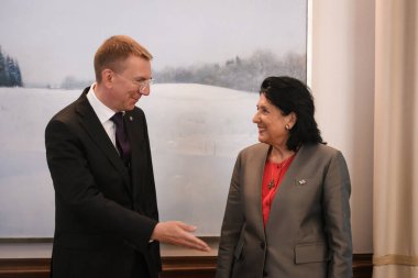 RIGA, LATVIA. 26 Eylül 2023. Edgars Rinkeviç (L), Letonya Cumhurbaşkanı Salome Zourabichvili (R) ile görüştü, Gürcistan Cumhurbaşkanı.