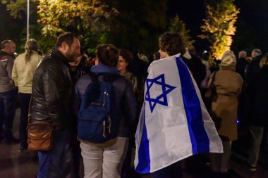 RIGA, LATVIA. 14 Ekim 2023. Destek etkinliği # WeStandWithIsrael Özgürlük Anıtı yakınında.