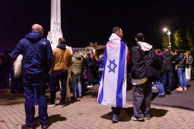 RIGA, LATVIA. 14 Ekim 2023. Destek etkinliği # WeStandWithIsrael Özgürlük Anıtı yakınında.