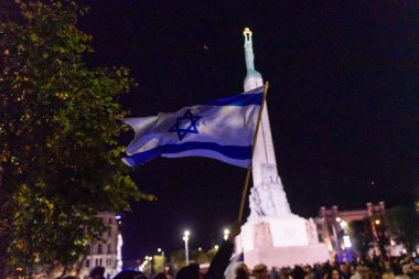 RIGA, LATVIA. 14 Ekim 2023. Destek etkinliği # WeStandWithIsrael Özgürlük Anıtı yakınında.