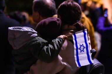 RIGA, LATVIA. 14 Ekim 2023. Destek etkinliği # WeStandWithIsrael Özgürlük Anıtı yakınında.