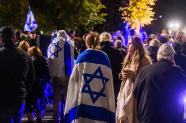 RIGA, LATVIA. 14 Ekim 2023. Destek etkinliği # WeStandWithIsrael Özgürlük Anıtı yakınında.