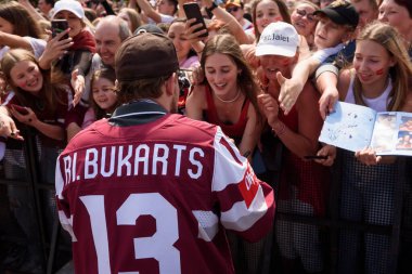 RIGA, LATVIA. 29 Mayıs 2023. IIHF Bronz Madalyalıları Letonya Buz Hokeyi Takımı Özgürlük Anıtı 'na büyük bir kutlama için geldi..