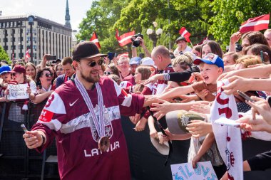 RIGA, LATVIA. 29 Mayıs 2023. IIHF Bronz Madalyalıları Letonya Buz Hokeyi Takımı Özgürlük Anıtı 'na büyük bir kutlama için geldi..
