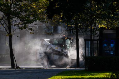 RIGA, LATVIA. 28 Eylül 2023. Seçici odak fotoğrafı. Vaşak S650 Skid Dümen Yükleyicisi devrede.