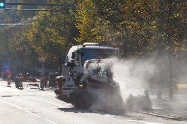 RIGA, LATVIA. 28 Eylül 2023. Seçici odak fotoğrafı. Vaşak S650 Skid Dümen Yükleyicisi devrede.